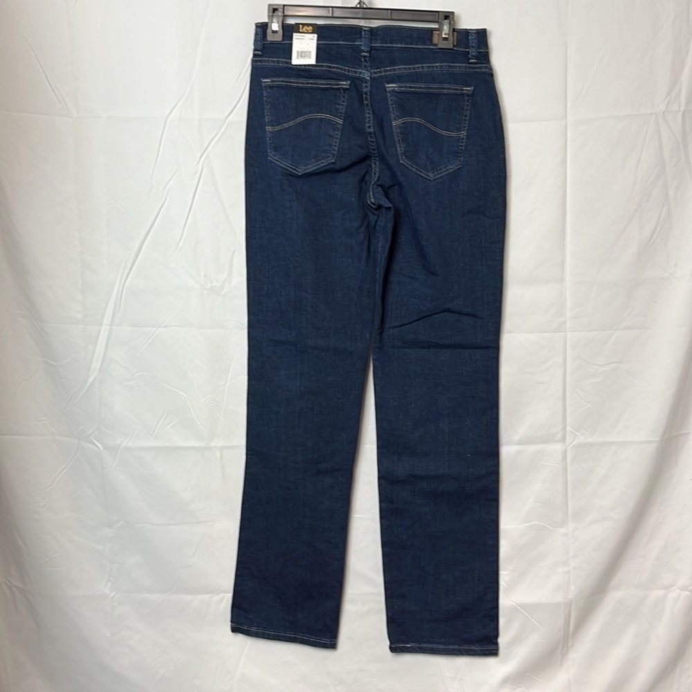 LEE women’s relaxed, fit straight leg mid rise. Denim jeans. Size 8 long - Picture 2 of 5